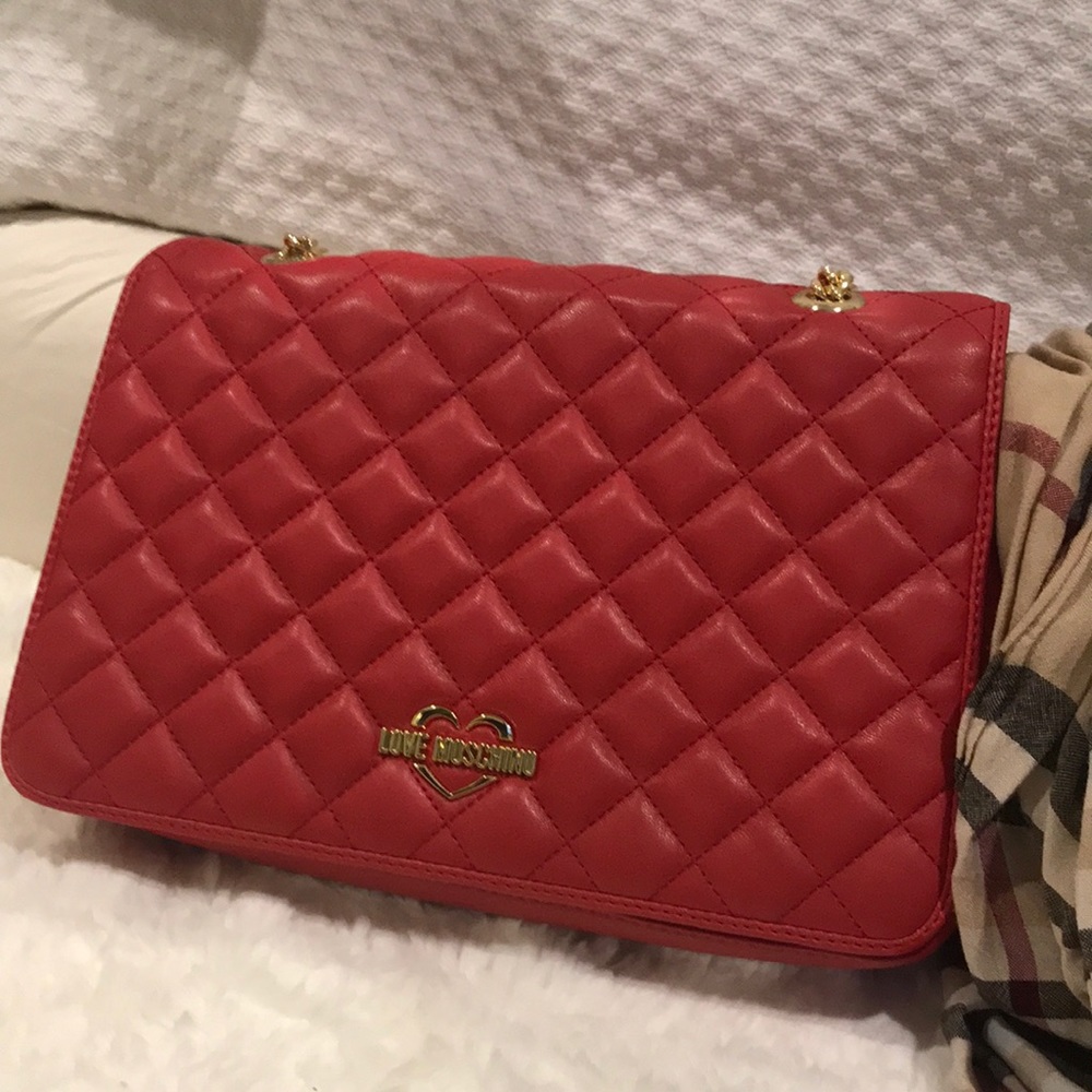 Gorgeous res purse with gold details